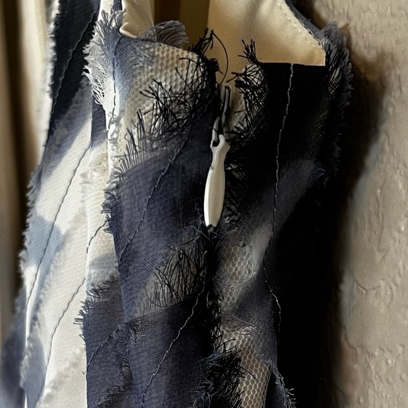Ann Taylor Dress - V-Neck Line - Size 8 - Picture 4 of 8